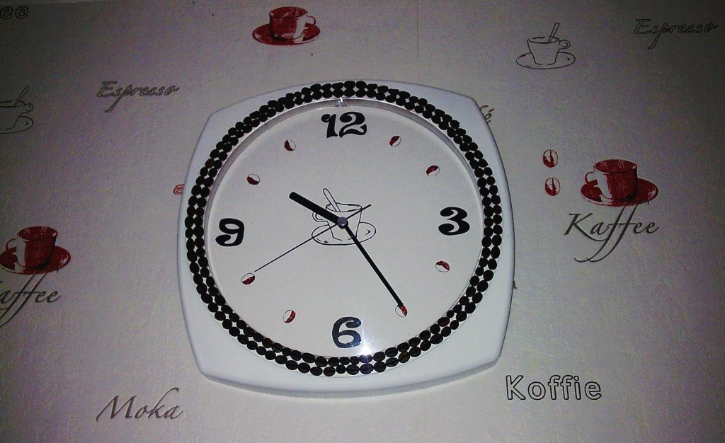В итоге получились вот такие часы, которые прекрасно вписываются в интерьер кухни!