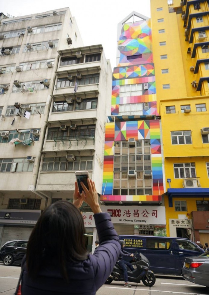 Дом с «Похитителем радуги» от Okuda San Miguel, Гонконг, Китай.