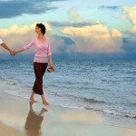 amelia-island-couple-romantic-beach-walk-1024a