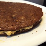 nachinaem-sobirat-tort-peremazyvaya-kremom