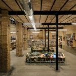 serrano-baquero-arquitectos-raccoon-games-shop-interior-seville-designboom-02-694×430