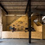 serrano-baquero-arquitectos-raccoon-games-shop-interior-seville-designboom-03-694×694