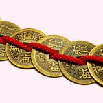 svyazannye-krasnoj-tesmoj-monetki-dlya-privlecheniya-deneg-po-fenshuj
