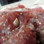 vkladyvaem-v-prorezi-myasa-dolki-chesnoka