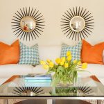 interer-gostinnoj-s-oranzhevym-dekorom