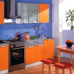sochetanie-oranzhevogo-i-sinego-tsveta-na-kuhne