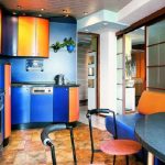 sochetanie-oranzhevogo-i-sinego-v-interere