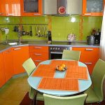 sochetanie-oranzhevogo-i-zelenogo-tsvetov-v-interere-kuhni