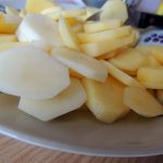 kak-narezat-kartofel-dlya-zapekaniya-s-pomidorami