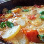 kak-zapech-kartoshku-s-pomidorami-v-duhovke