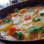 kartoshka-zapechennaya-s-pomidorami-v-duhovke