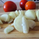 narezat-luk-polukoltsami