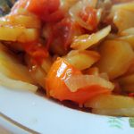 peremeshivaem-ovoshhi-kartofel-luk-i-pomidory